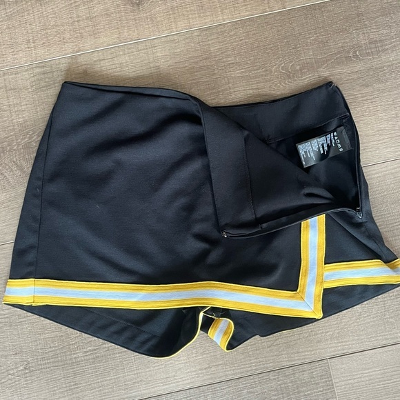 Urban Outfitters Black & Yellow Cheer Skort Size 6 Mini Skirt Side Zip School‎ - Picture 7 of 9